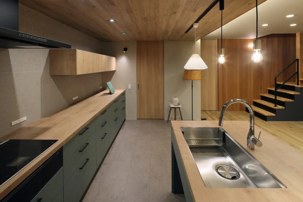 開放的でシンプルな家 リビング