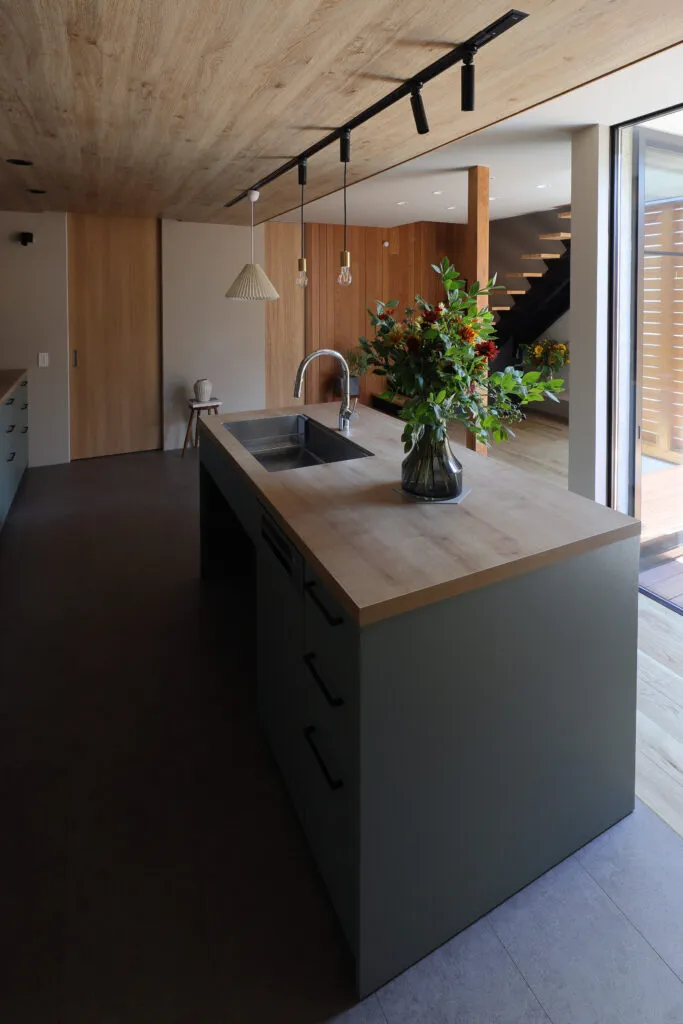開放的でシンプルな家 キッチン