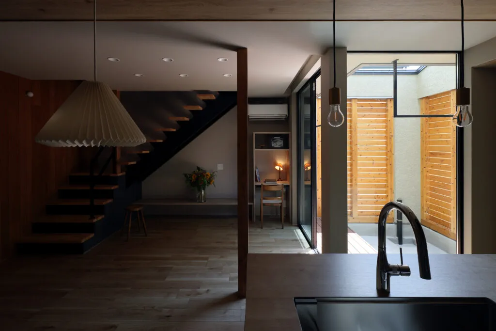 開放的でシンプルな家 リビング