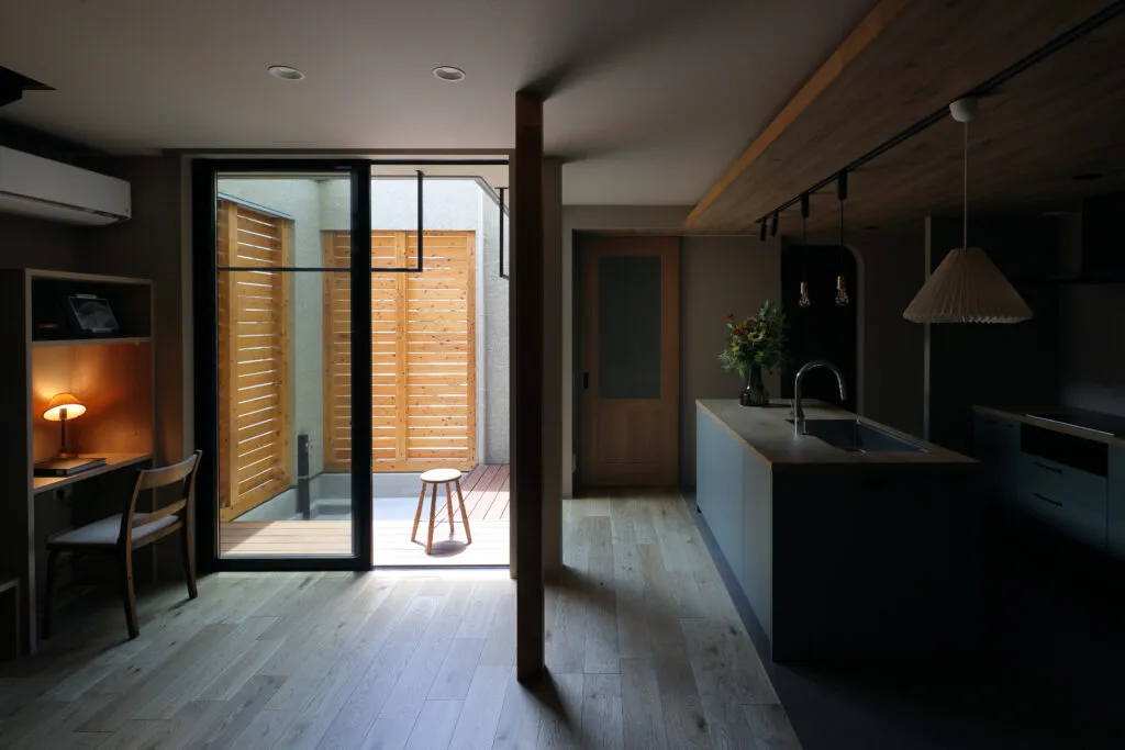 開放的でシンプルな家 リビング