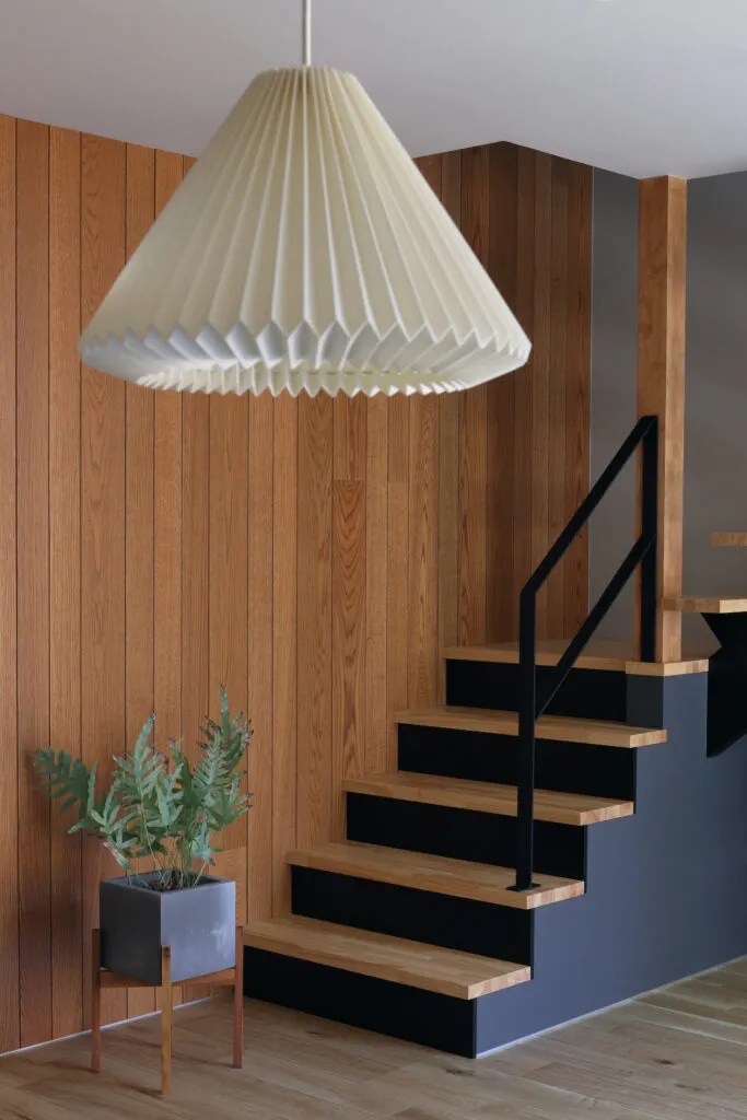 開放的でシンプルな家 階段