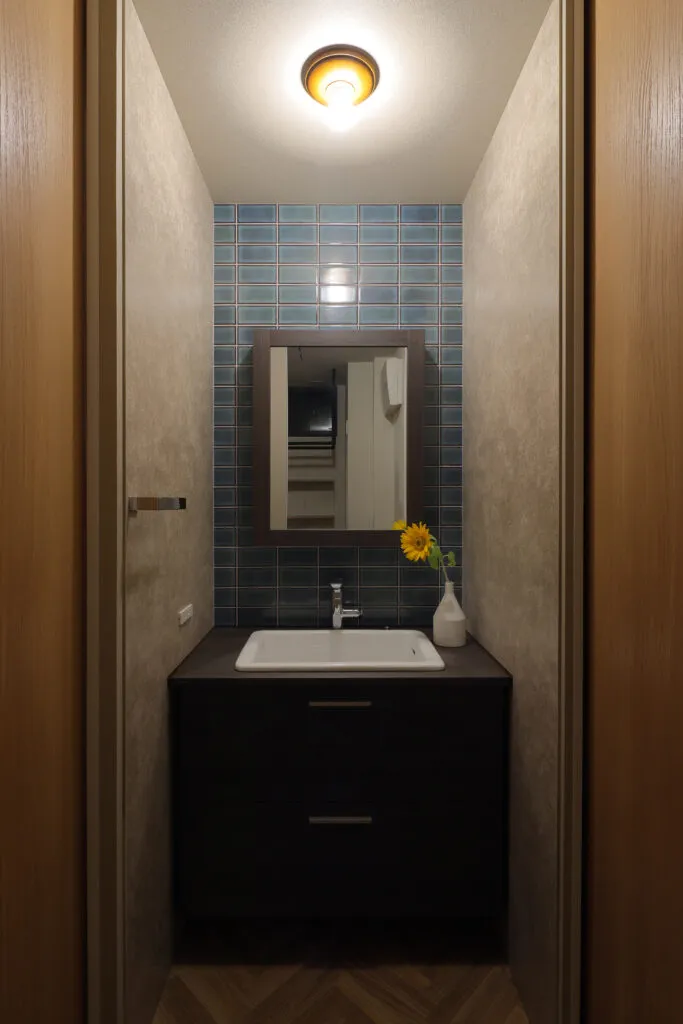 開放的でシンプルな家 洗面台