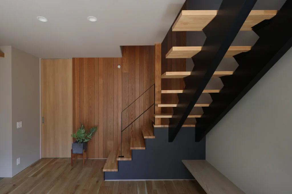 開放的でシンプルな家 階段