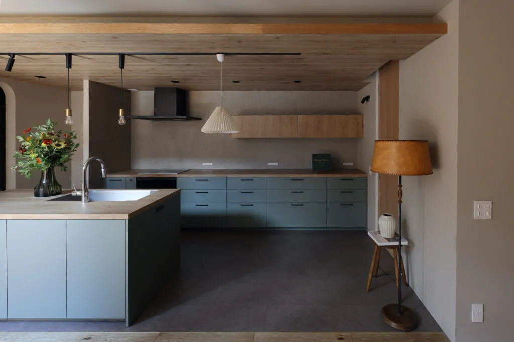 開放的でシンプルな家 リビング