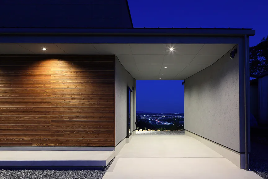 高台に建つ家 玄関