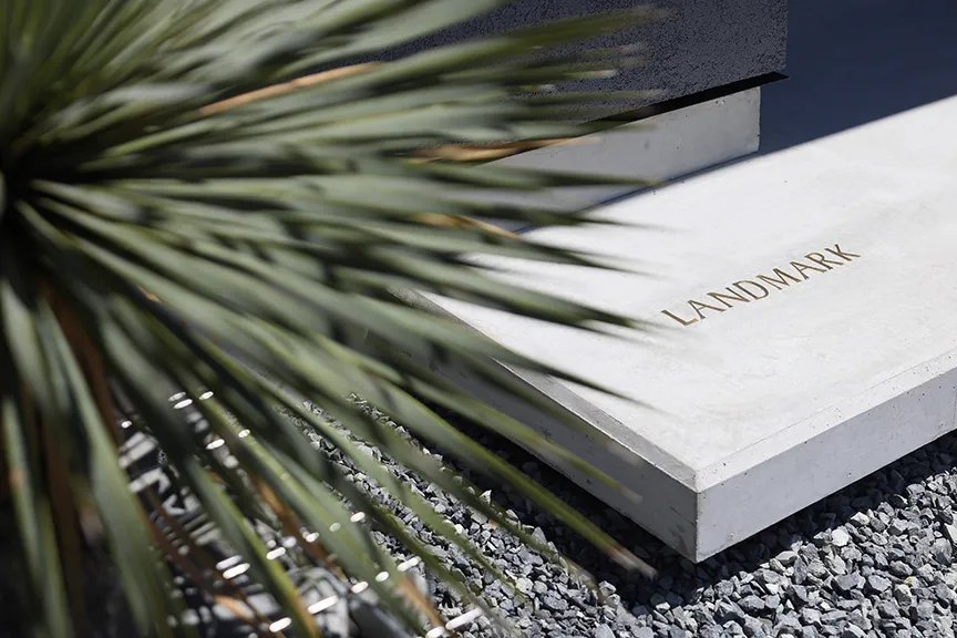 高台に建つ家 装飾